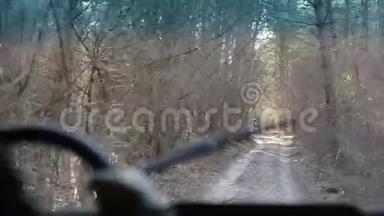 在克里米亚开越野老式吉普车。 车内稳定的摄像头正在跟踪一辆吉普车。